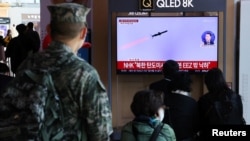 韩国电视台2022年11月2日报道朝鲜发射导弹的消息。（路透社）