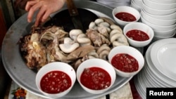 Món tiết canh thường gây ngộ độc cao.