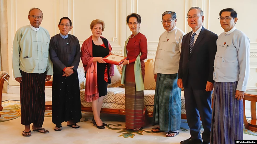 လွတ်လပ်တဲ့စုံစမ်းစစ်ဆေးရေးကော်မရှင်က အစီရင်ခံစာကို နိုင်ငံတော် အတိုင်ပင်ခံထံ ပေးအပ် 