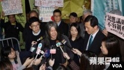 民主派四议员星期五在高等法院外（苹果日报图片）