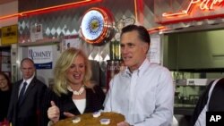 Ứng cử viên tổng thống đảng Cộng hòa, cựu Thống đốc bang Massachusetts Mitt Romney và phu nhân Ann tại tiệm ăn Charlie Parker ở Springfield, Illinois, ngày 19/3/2012