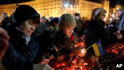 Українці запалюють свічки в Києві, 21 листопада 2014 р. 