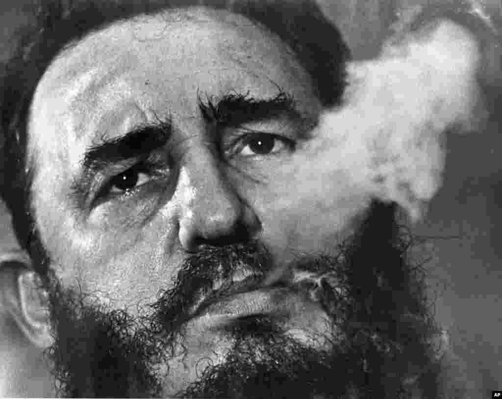 Thủ tướng Cuba Fidel Castro nhả khói xì gà trong một cuộc phỏng vấn tại phủ chủ tịch của ông ở Havana, Cuba, tháng 3 năm 1985. 
