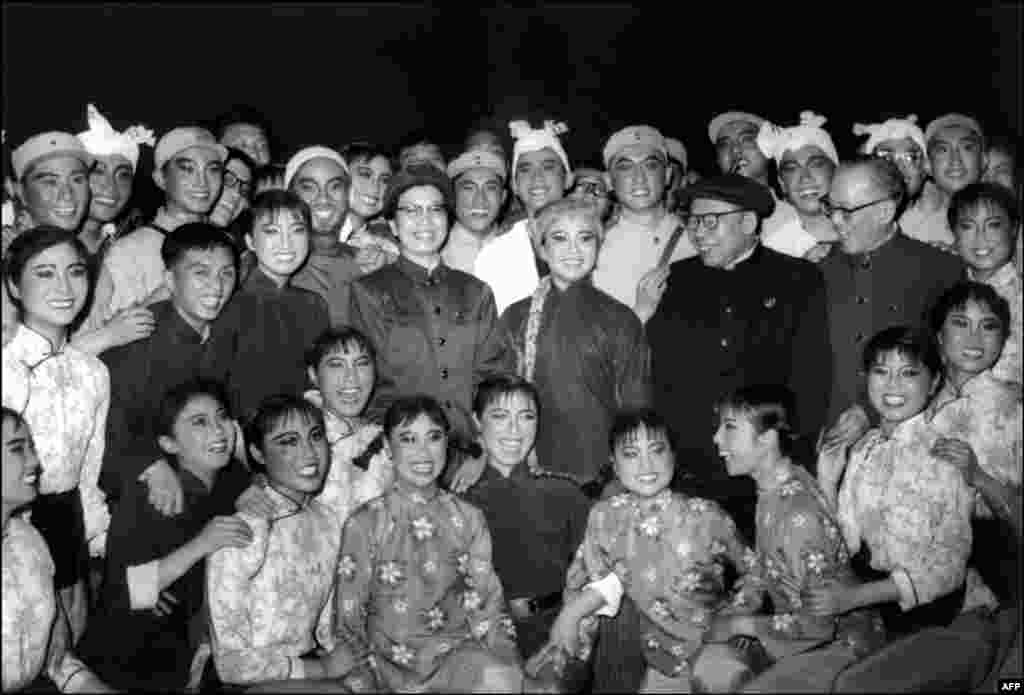 1967年4月25日上海芭蕾舞团在北京演出《白毛女》后,高官江青、陈伯达和康生与演员合影。江青被认为是《红灯记》等革命样板戏的培育者。有网民写道,文革样板戏可以演,易卜生的知名作品却不能演,意思是文革可以回潮,人民就不可以宣洩情绪?还有网民认为,这表明当权者“要的是什么、怕的又是什么”。