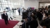 韩国总统与记者争吵中断问答会