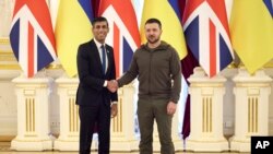 Фото надане АР від Офісу президента України. Зустріч прем'єр-міністра Великої Британії Ріші Сунака та президента України Володимира Зеленського в Києві, 19 листопада 2022 року