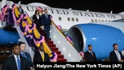 美国副总统哈里斯2022年11月17日和丈夫一同到达泰国曼谷。