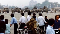 1989年6月7日民众聚集在天安门广场面对驱散学生后的军人和坦克