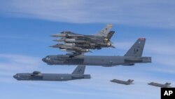 资料照片：美国B-52H轰炸机（中）、F-16战斗机和韩国空军F-35A战斗机（右下）2023年4月14日在韩国举行的联合空中演习中飞越朝鲜半岛。（美联社照片）
