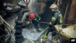 乌克兰国家紧急事务局发布照片显示，俄罗斯导弹袭击乌克兰首都以南约50公里的特里皮尔斯卡发电厂，消防员正在扑灭大火。（2024年4月11日）