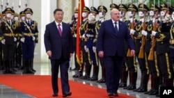 资料照片: 2023年3月1日白俄罗斯总统亚历山大·卢卡申科和中国国家主席习近平在北京人民大会堂举行的欢迎仪式上检阅仪仗队。
