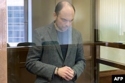 俄罗斯反对派人士弗拉基米尔·卡拉-穆尔扎在莫斯科的一家法庭内封闭的玻璃被告盒子里听取判决。（2023年4月17日）