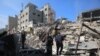 Wapalestina wakikagua uharibifu katika kambi ya wakimbizi ya Shati mjini Gaza Novemba 6, 2023, Picha na Bashar TALEB / AFP.