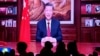 2023 年 12 月 31 日，人们在一家餐厅吃晚饭，屏幕上播放着中国国家主席习近平在北京发表新年讲话的画面。(法新社)