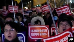 Madaktari wapinga sera ya matibabu ya serikali karibu na ofisi ya rais huko Seoul, Korea KusiniFeb. 22, 2024. 