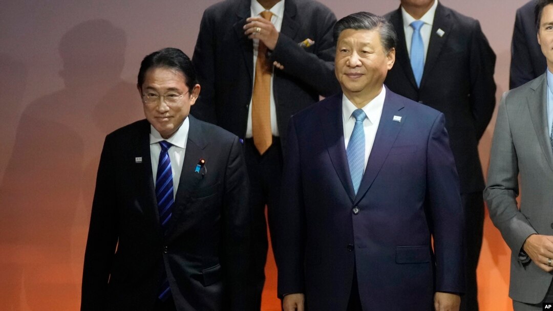 在三藩市舉行的亞太經合組織高峰會上，日本首相岸田文雄（左）與中國國家主席習近平和其他與會領導人合影。 （2023年11月16日）