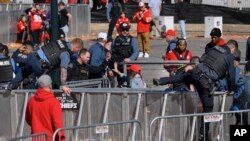 Polisi wakifanya uchunguzi kufuatia ufyatuaji wa risasi wakati mabingwa wa Super Bowl, Kansas Chiefs walikuwa wakisherekea ushindi katika mji wa Kansas, Februari 14, 2024. Picha ya AP
