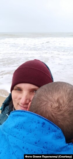Олена пригадує, як важко їй було знову відпускати чоловіка після відпустки, адже тоді в неї виникла ілюзія, ніби все, як раніше, до війни