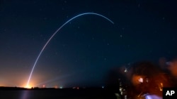 Глядачі на мисі Канаверал, Флорида, під час запуску ракети Terran I, 22 березня 2023 року