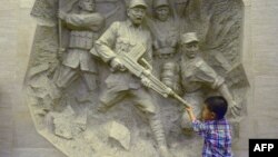 资料照：一名中国男孩参观位于北京丰台卢沟桥的中国抗日战争纪念馆。（2014年7月7日）