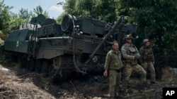 Українські військові біля евакуаційної машини Bergepanzer 2, Запорізька область, 1 липня, 2023