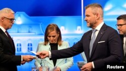 Кандидати на посаду президента Словаччини, які вийшли у вирішальний другий тур голосування 6 квітня: Іван Корчок (ліворуч) і Петер Пелеґріні.
Пелеґріні - союзник чинного прем’єр-міністра Роберта Фіцо, а Корчок обіцяє бути противагою для уряду.