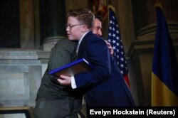 Президент України Володимир Зеленський вшановує Раяна Гіршгорна на заході подяки американцям за підтримку України у війні з Росією, у будинку Національних архівів у Вашингтоні, США, 21 вересня 2023 р.