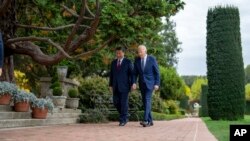 2023年11月15日，拜登总统和中国国家主席习近平在加利福尼亚州伍德塞德费罗丽庄园的花园里散步。（美联社照片）