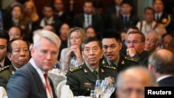 资料照：中国防长李尚福（中）在新加坡出席香格里拉对话。（2023年6月2日）