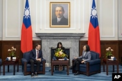 台湾总统蔡英文在台北总统府会晤到访的美国国会众议院美国与中国共产党战略竞争特设委员会主席迈克·加拉格尔（Mike Gallagher）。（2022年2月22日）