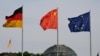 资料照：中国、德国和欧盟旗帜在德国柏林国会大厦外飘扬。