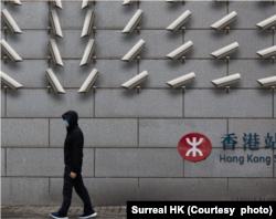 设计香港地铁站外被P了很多摄录机。 (图片来源：Surreal HK) Shèjì xiānggǎng dìtiě zhàn wài bèi P