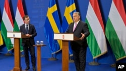 Waziri Mkuu wa Sweden Ulf Kristersson, kushoto, akimsikiliza mwenzake wa Hungary, Viktor Orban, wakati wa mkutano wa waandishi wa habari kwenye ukumbi wa Carmelite Monastery, Budapest, Hungary, Feb 23, 2024.