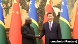 中国领导人习近平在北京人大会堂会见到访的所罗门群岛总理索加瓦雷。（2023年7月10日）
