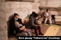 Діти з мамами під час повітряної тривоги у бомбосховищі Західноукраїнського спеціалізованого дитячого медичного центру