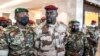mkuu wa utawala wa kijeshi nchini Guinea Mamady Doumbouya (katikati) akiwa na wajumbe wa ECOWAS Septemba 5 2021. Picha na JOHN WESSELS / AFP