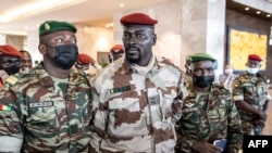 mkuu wa utawala wa kijeshi nchini Guinea Mamady Doumbouya (katikati) akiwa na wajumbe wa ECOWAS Septemba 5 2021. Picha na JOHN WESSELS / AFP