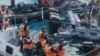 菲律宾武装部队2024年6月17日发布的视频截图照片显示，中国海岸警卫队成员在南中国海第二托马斯沙洲（中国称为仁爱礁）附近冲撞菲律宾海岸警卫队船只并发生暴力冲突。