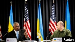 Ілюстративне фото. Міністр оборони США Ллойд Остін та міністр оборони України Рустем Умєров беруть участь у засіданні Контактної групи з питань оборони України на базі Рамштайн у Німеччині, 19 вересня 2023 року
