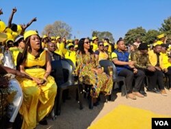 UNkosikazi Sithokozile Chamisa, ikhosikazi lika Mnu. Nelson Chamisa usebemhlanganweni wokukhankasela ukhetho eMarondera.