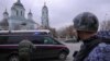 Фото, Машина з Еваном Гершковичем від'їжджає від будівлі суду в Москві. REUTERS/Evgenia Novozhenina