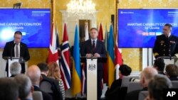 Waziri wa Ulinzi wa Uingereza Grant Shapps (C) akiwa naWaziri wa Ulinzi wa Norway Bjorn Arild Gram (L) na Makamu Admirali Oleksii Neizhpapa wa Ukraine (R) wakiwa London, Dec. 11, 2023. 