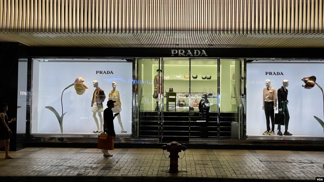 香港政府啟動夜經濟活動後首個周日，尖沙咀廣東道名店林立的地區仍然相當冷清。（美國之音/湯惠芸）