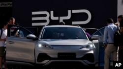 资料照：参观者在德国慕尼黑 IAA 汽车展上看中国制造的比亚迪 ATTO 3。中国汽车制造商大举进军欧洲电动汽车市场，向老牌的本土品牌发起挑战，赢得了消费者的青睐。欧盟对北京对其电动汽车行业的支持展开调查，加剧了西方与中国之间的紧张关系。（2023年9月8日）