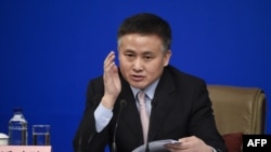 资料照片：中国人民银行副行长潘功胜在第12届全国人大的记者会上回答提问。（2017年3月10日）