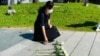 2022年六月四日，何晓清到香港中文大学民主女神像原址献花。（何晓清提供） 