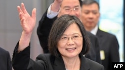 台湾总统蔡英文2023年3月29日飞往纽约前在桃园国际机场挥手告别。（法新社）