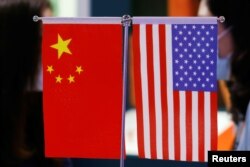 一个国际贸易展销会上的美中国旗