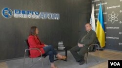 Петро Котін, президент НАЕК «Енергоатом» з головою бюро Голосу Америки у Східній Європі Мирославою Гонгадзе, 18 травня 2023 р., Київ. 