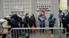 香港传媒大亨黎智英国安案开审警方高度戒备 有市民通宵排队旁听支持